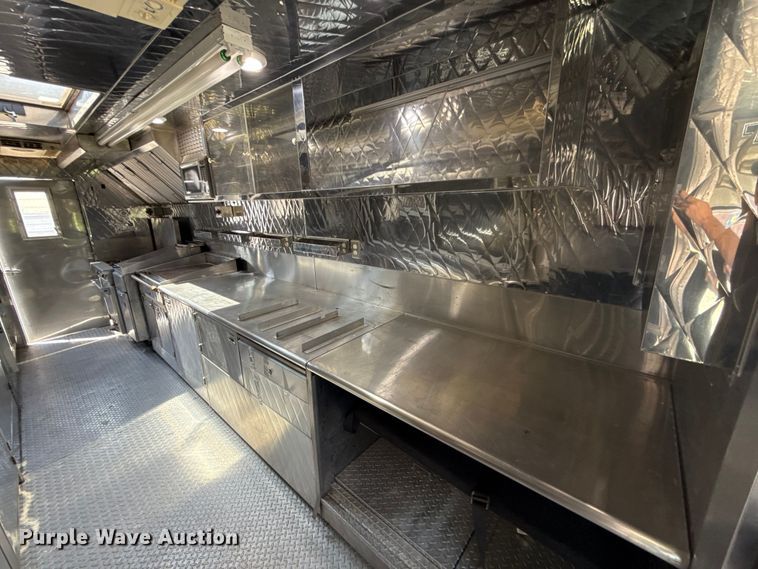 image for item EU2061 2000 Workhorse 1 Ton Nominal food truck