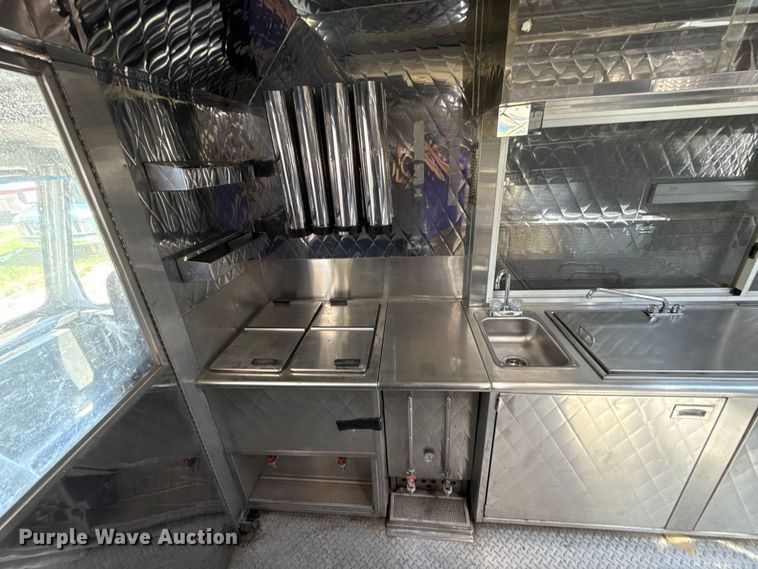 image for item EU2061 2000 Workhorse 1 Ton Nominal food truck