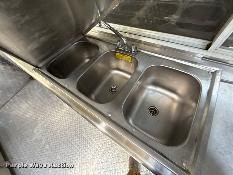 image for item EU2061 2000 Workhorse 1 Ton Nominal food truck