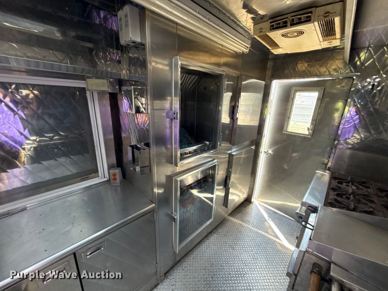 image for item EU2061 2000 Workhorse 1 Ton Nominal food truck