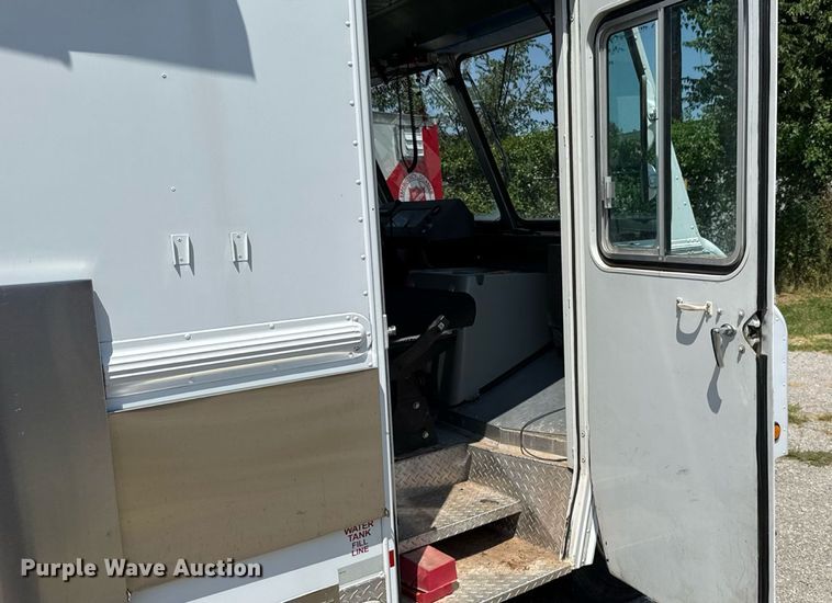 image for item EU2061 2000 Workhorse 1 Ton Nominal food truck