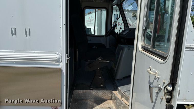 image for item EU2061 2000 Workhorse 1 Ton Nominal food truck