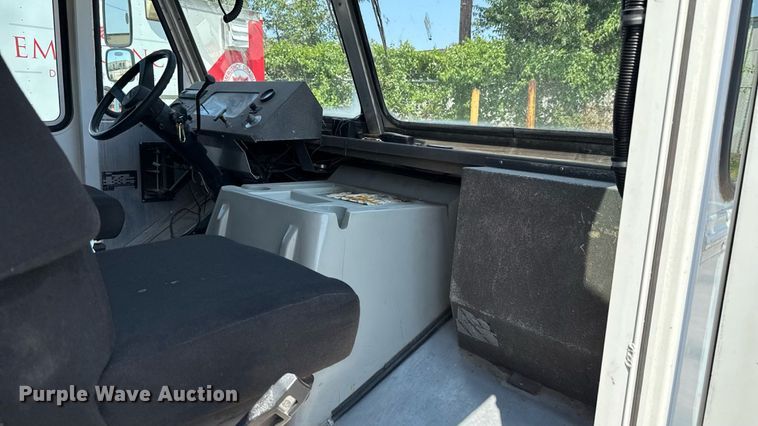 image for item EU2061 2000 Workhorse 1 Ton Nominal food truck