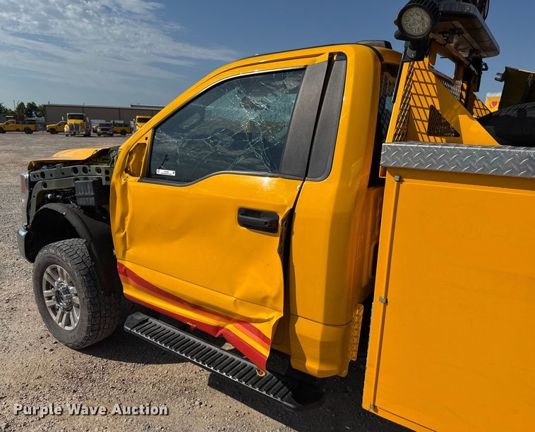 image for item EU2065 2021 Ford F350 Super Duty  utility bed pickup truck