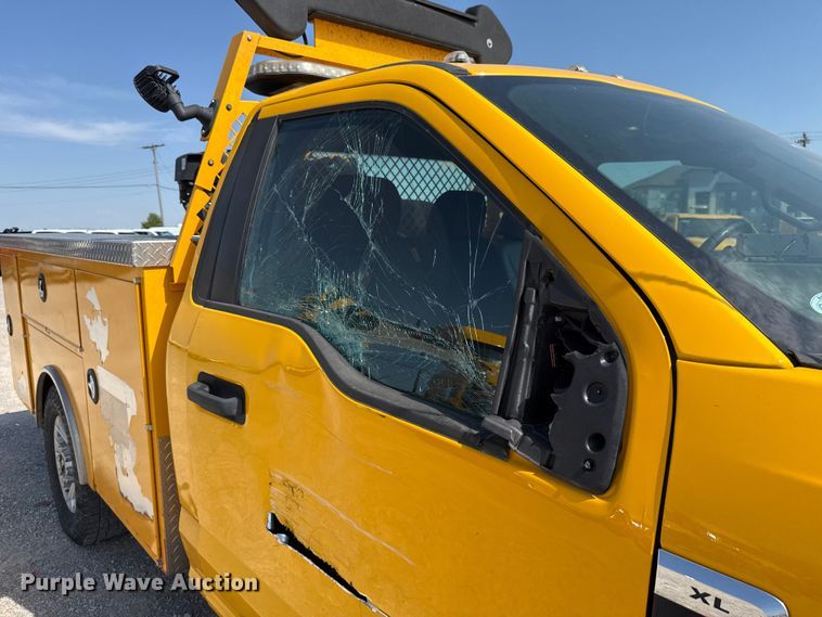 image for item EU2068 2022 Ford F350 Super Duty  utility bed pickup truck