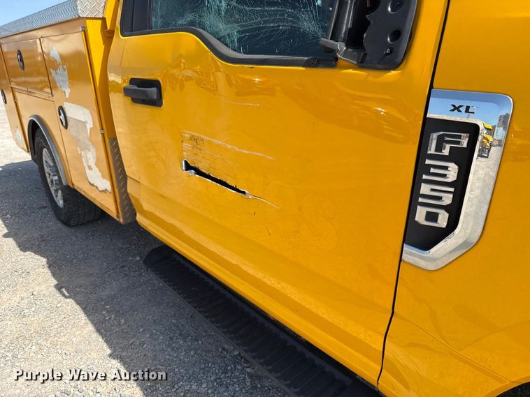 image for item EU2068 2022 Ford F350 Super Duty  utility bed pickup truck