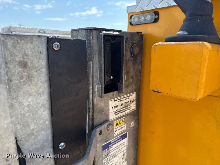 image for item EU2068 2022 Ford F350 Super Duty  utility bed pickup truck