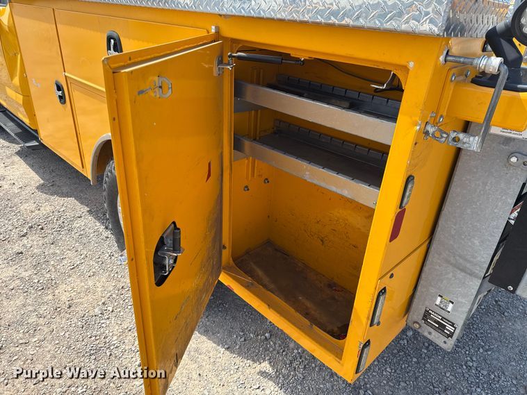 image for item EU2068 2022 Ford F350 Super Duty  utility bed pickup truck