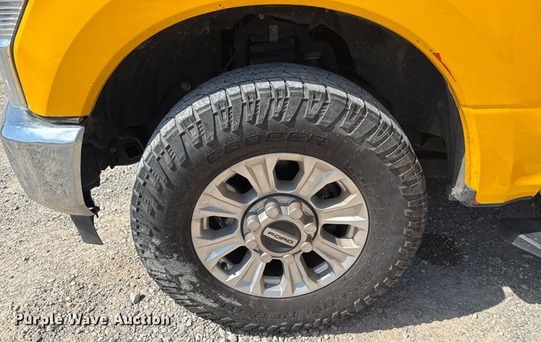 image for item EU2068 2022 Ford F350 Super Duty  utility bed pickup truck