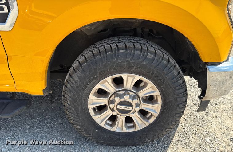 image for item EU2068 2022 Ford F350 Super Duty  utility bed pickup truck