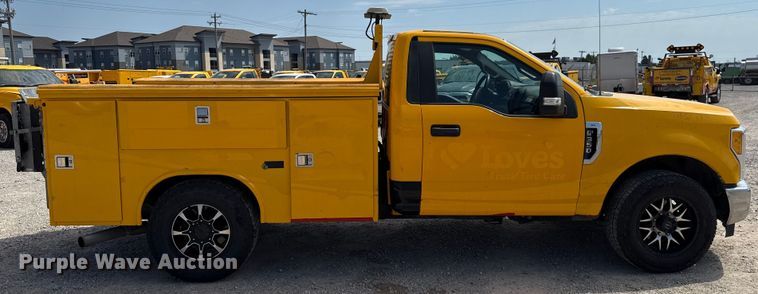 image for item EU2072 2017 Ford F350 Super Duty  utility bed pickup truck