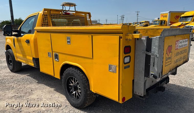 image for item EU2072 2017 Ford F350 Super Duty  utility bed pickup truck