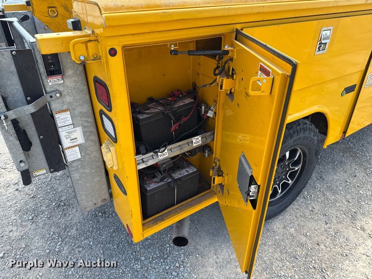 image for item EU2072 2017 Ford F350 Super Duty  utility bed pickup truck