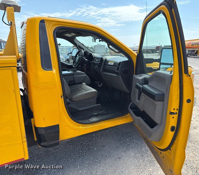 image for item EU2072 2017 Ford F350 Super Duty  utility bed pickup truck