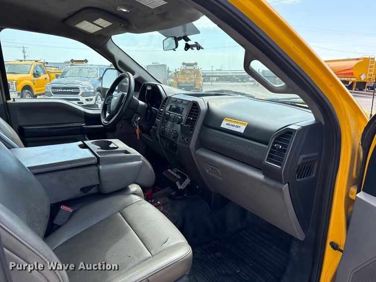 image for item EU2072 2017 Ford F350 Super Duty  utility bed pickup truck