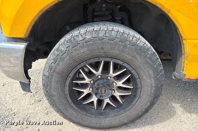 image for item EU2072 2017 Ford F350 Super Duty  utility bed pickup truck