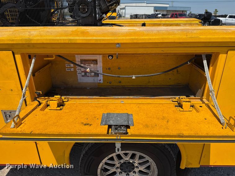 image for item EU2074 2017 Ford F350 Super Duty  utility bed pickup truck