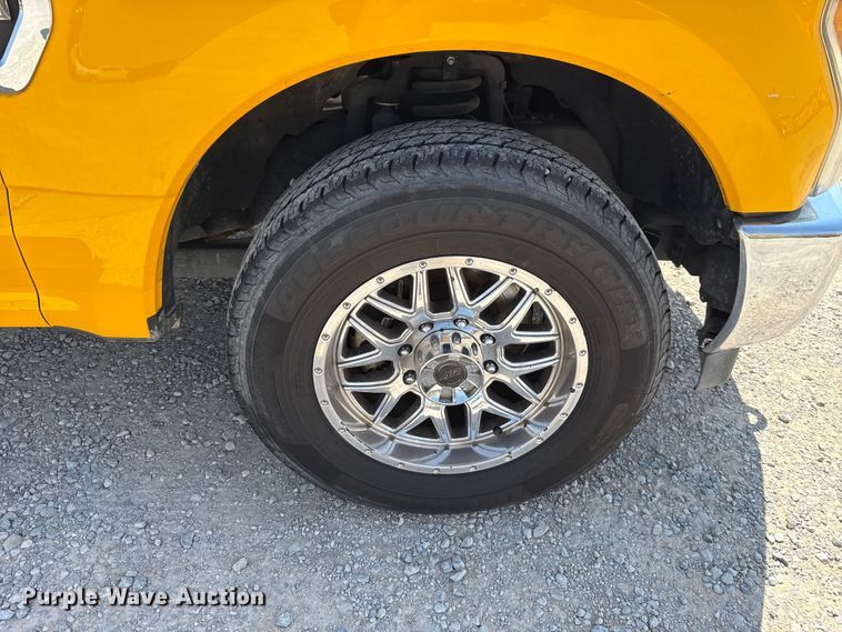 image for item EU2074 2017 Ford F350 Super Duty  utility bed pickup truck