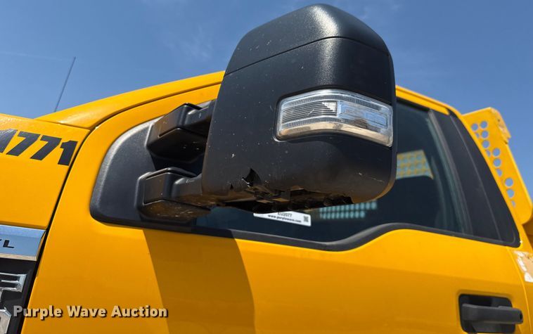 image for item EU2077 2017 Ford F350 Super Duty  utility bed pickup truck