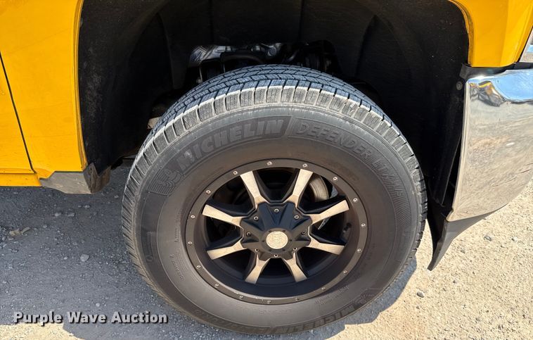 image for item EU2079 2017 Chevrolet Silverado 3500HD utility bed pickup truck