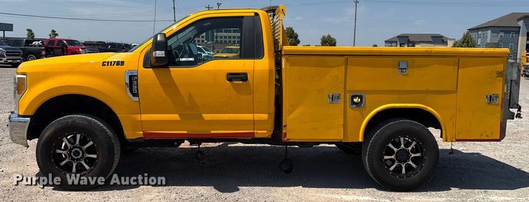 image for item EU2081 2017 Ford F350 Super Duty  utility bed pickup truck