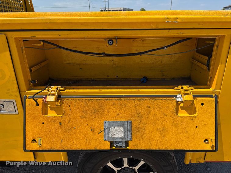 image for item EU2081 2017 Ford F350 Super Duty  utility bed pickup truck