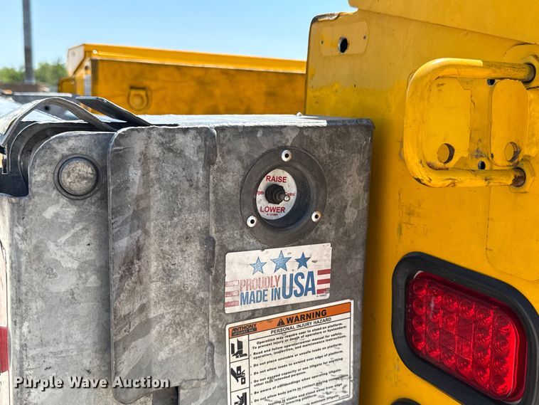 image for item EU2081 2017 Ford F350 Super Duty  utility bed pickup truck