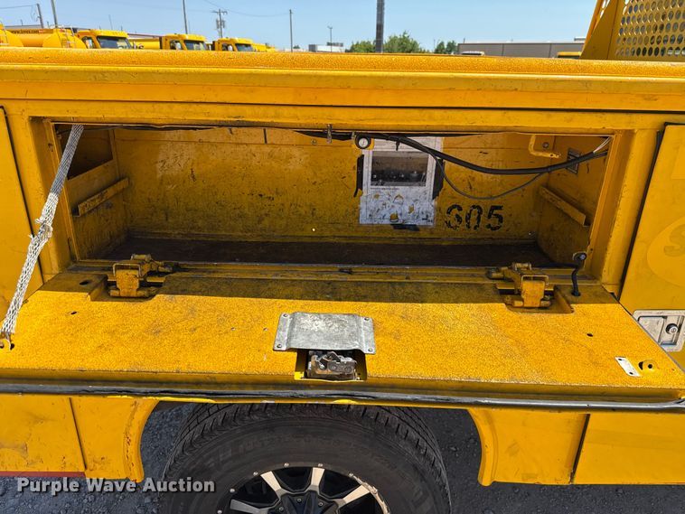 image for item EU2081 2017 Ford F350 Super Duty  utility bed pickup truck