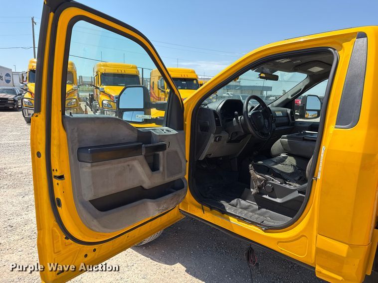 image for item EU2081 2017 Ford F350 Super Duty  utility bed pickup truck