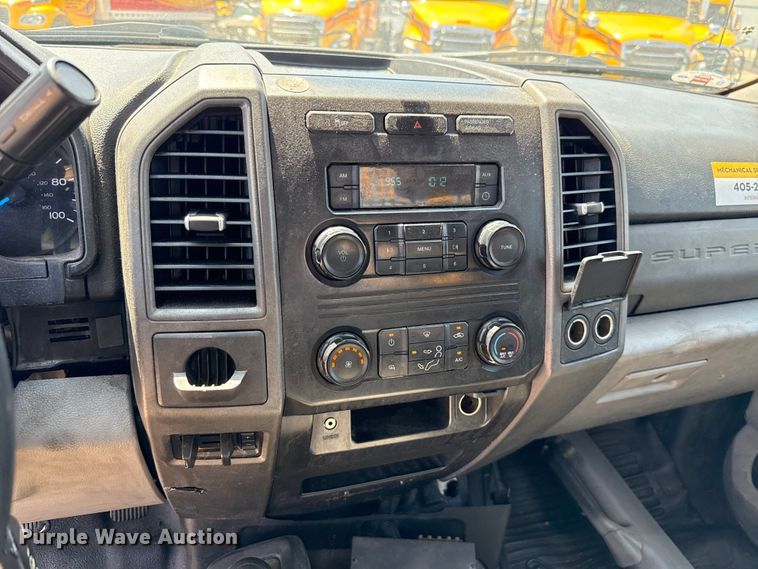 image for item EU2081 2017 Ford F350 Super Duty  utility bed pickup truck