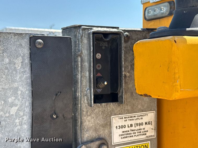 image for item EU2084 2020 Ford F350 Super Duty  utility bed pickup truck