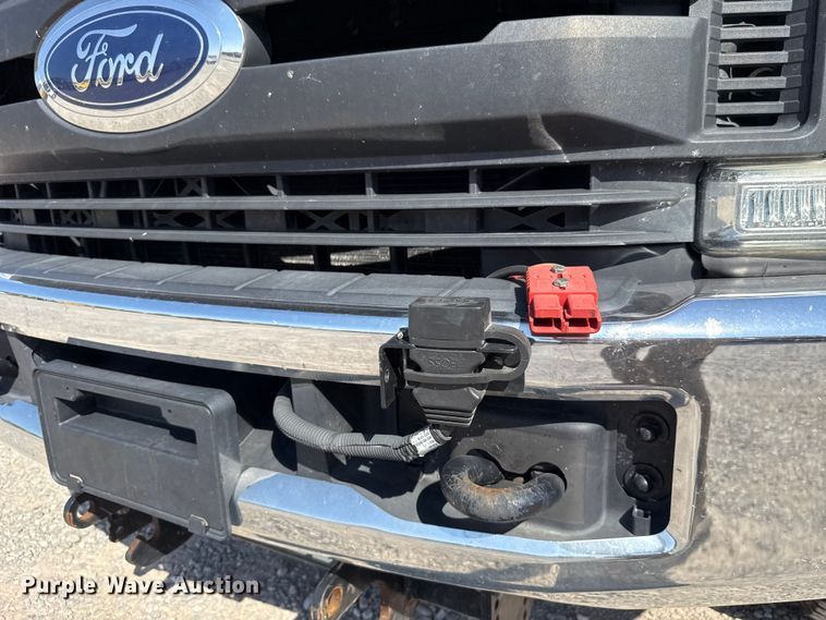 image for item EU2087 2017 Ford F350 Super Duty utility bed pickup truck