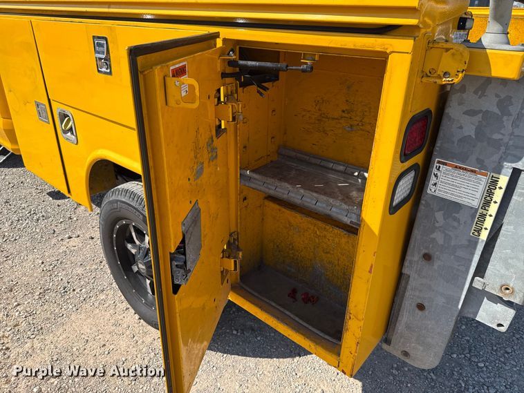 image for item EU2087 2017 Ford F350 Super Duty utility bed pickup truck