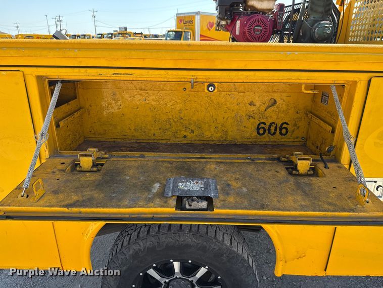 image for item EU2088 2017 Ford F350 Super Duty  utility bed pickup truck