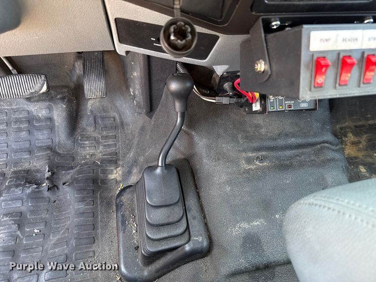 image for item EU2089 2015 Ford F350 Super Duty  utility bed pickup truck