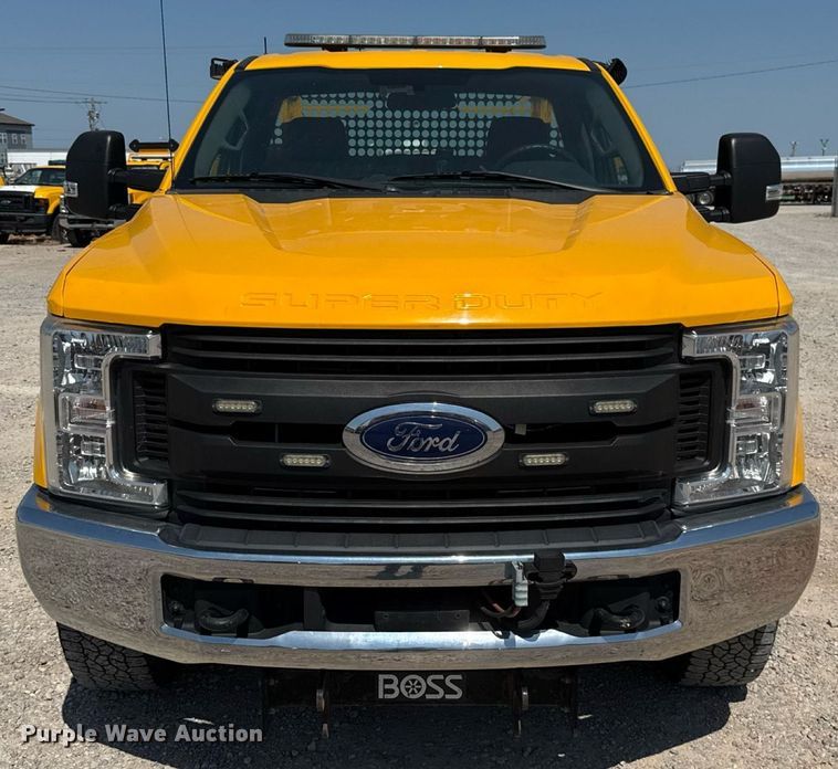 image for item EU2092 2019 Ford F350 Super Duty  utility bed pickup truck