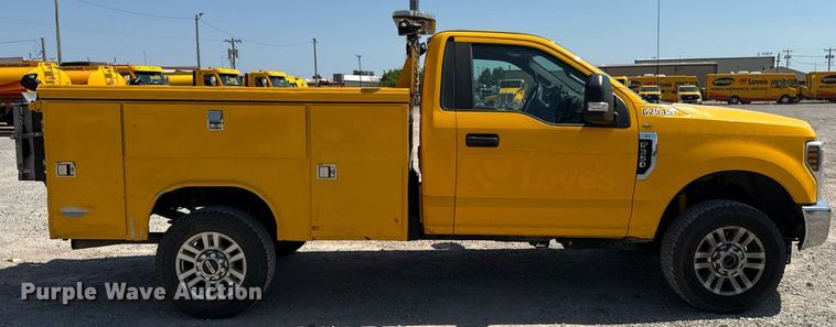 image for item EU2092 2019 Ford F350 Super Duty  utility bed pickup truck