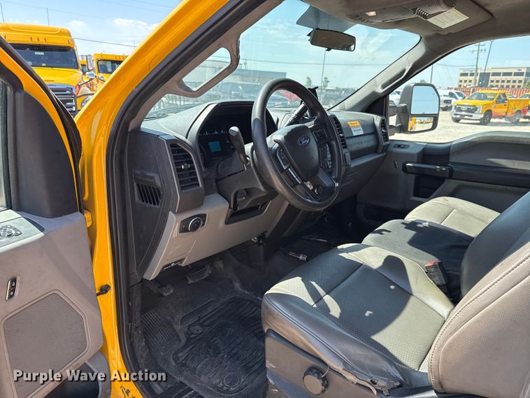 image for item EU2092 2019 Ford F350 Super Duty  utility bed pickup truck