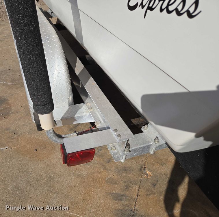 image for item EU3524 2009 Bay Master 2150 Express boat