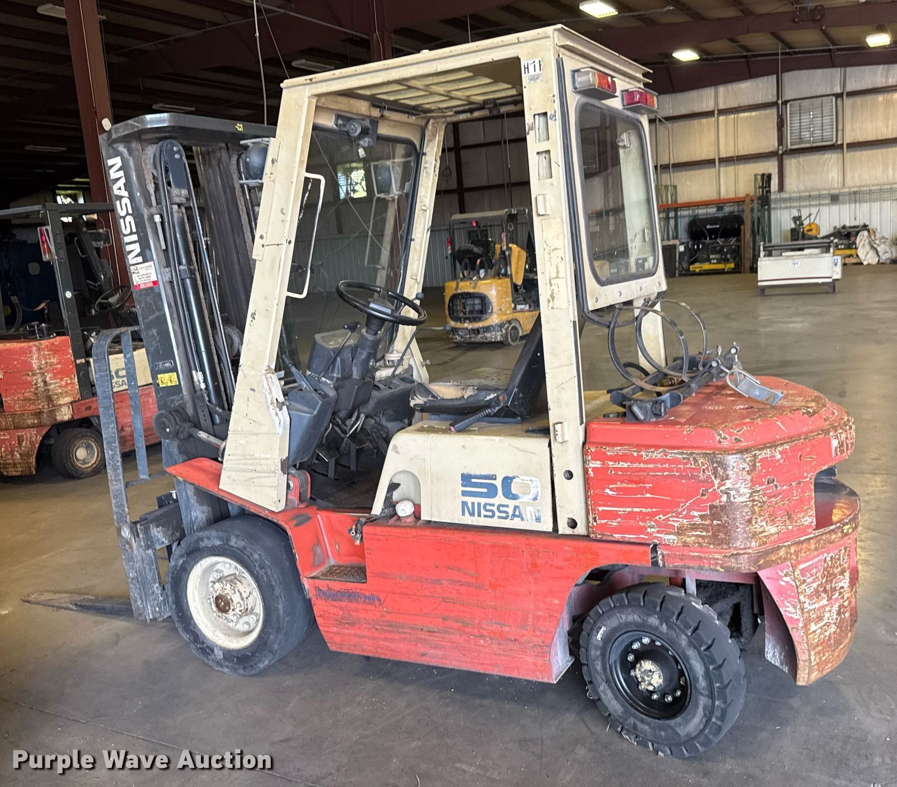 プリン Nissan 50 forklift in Newton, KS | Item EM8001 sold | Purple