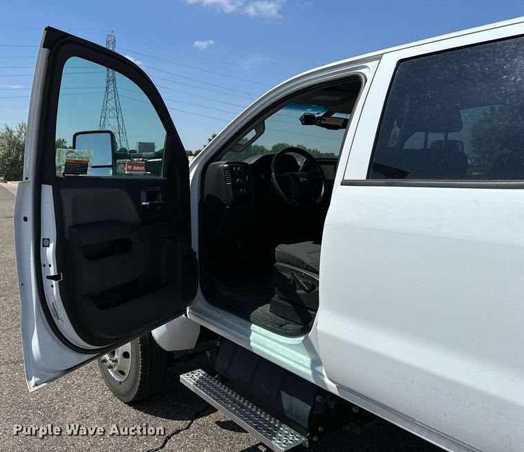 image for item DF8622 2022 Chevrolet 5500 flatbed truck