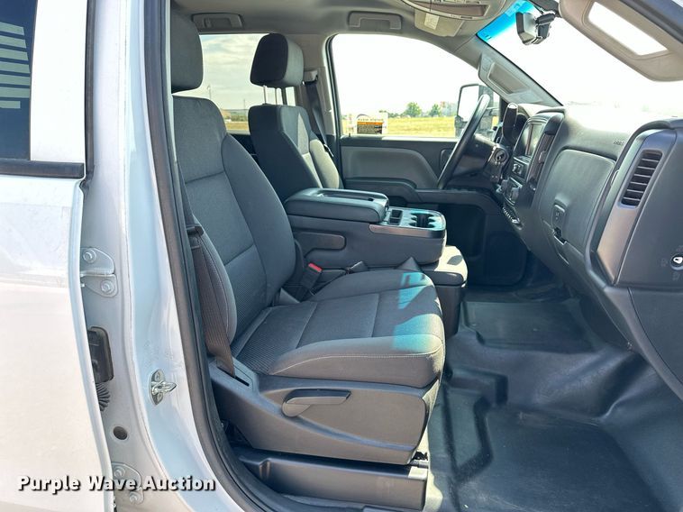 image for item DF8622 2022 Chevrolet 5500 flatbed truck