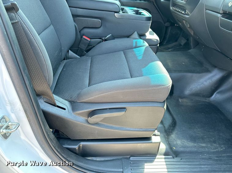 image for item DF8622 2022 Chevrolet 5500 flatbed truck