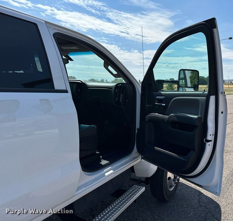 image for item DF8622 2022 Chevrolet 5500 flatbed truck