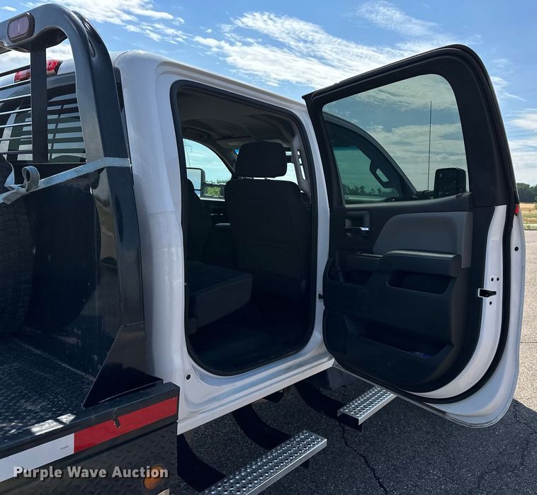 image for item DF8622 2022 Chevrolet 5500 flatbed truck