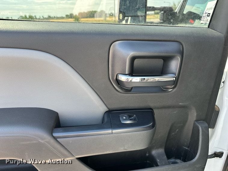 image for item DF8622 2022 Chevrolet 5500 flatbed truck