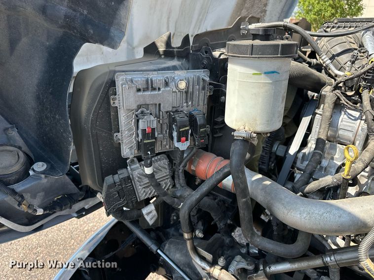 image for item DF8622 2022 Chevrolet 5500 flatbed truck