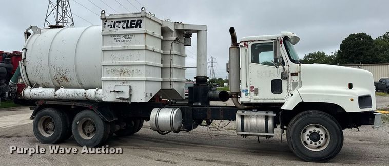 image for item DJ9655 2003 International 5600 vacuum truck