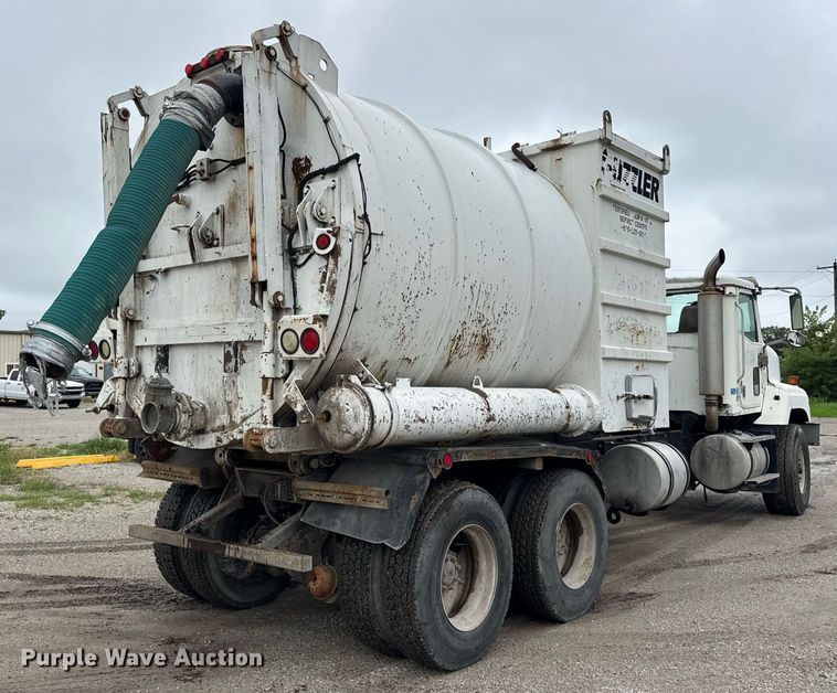 image for item DJ9655 2003 International 5600 vacuum truck