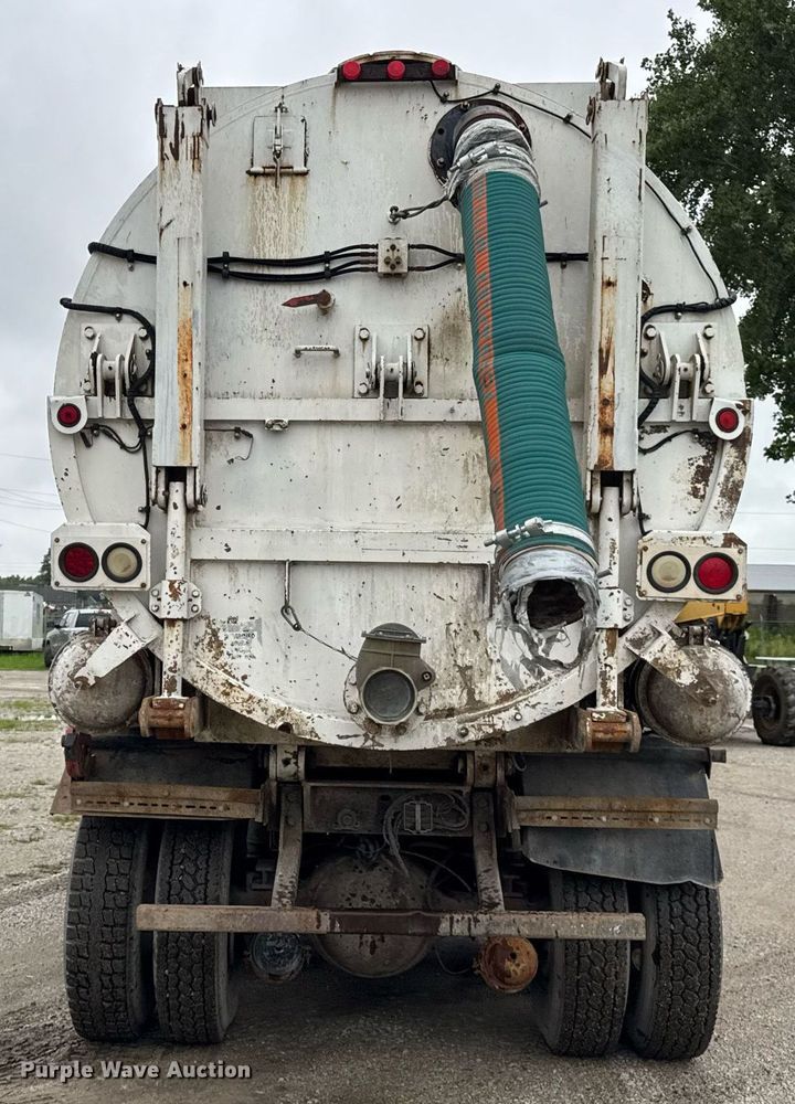 image for item DJ9655 2003 International 5600 vacuum truck